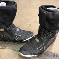 Dainese Axial D1s – гоночные ботинки для повседневных дел