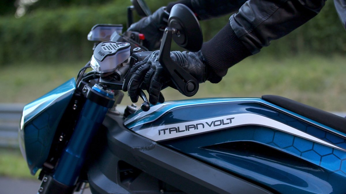 Итальянский производитель мотоциклов Italian Volt планирует запустить в серийное производство новый электрический байк Lacama TheReunion