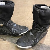 Dainese Axial D1s – гоночные ботинки для повседневных дел