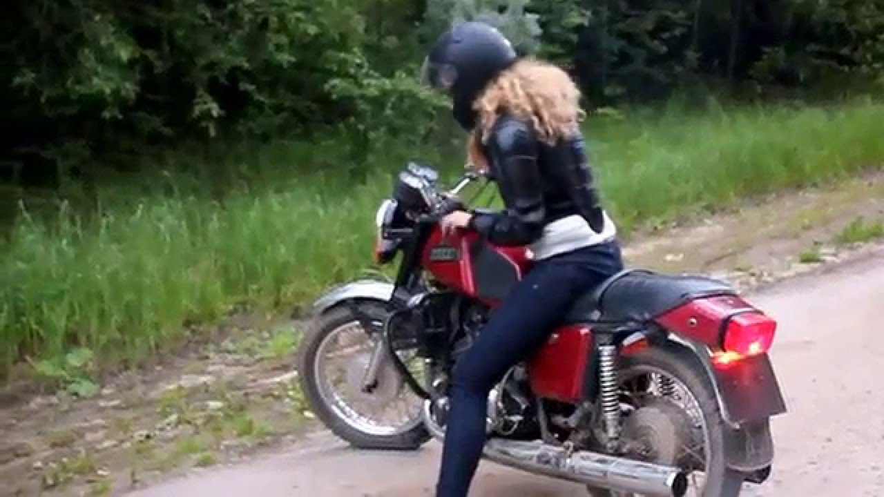Девушка впервые трогается на мотоцикле ИЖ Юпитер 5